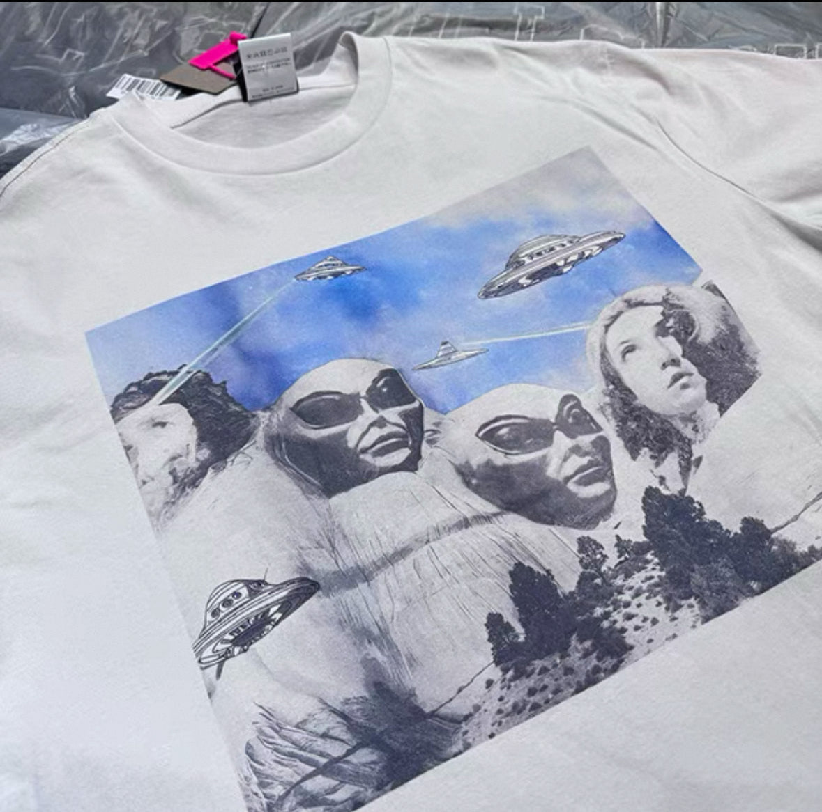 St alien tee