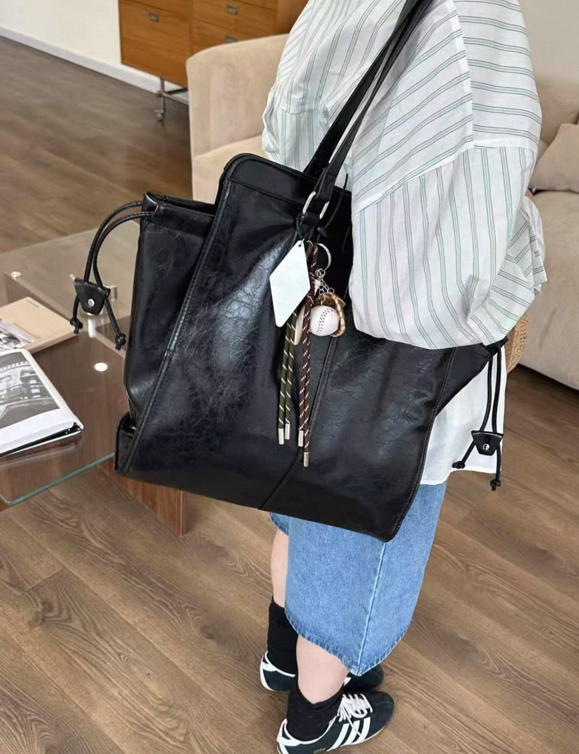 Multipurpose handbag with keychain